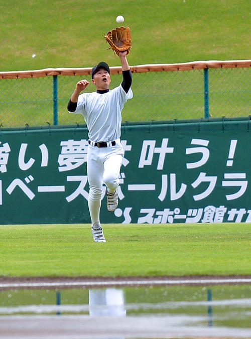 雷雨後に内野の水たまりを避けて外野だけで守備練習を行う能代・工藤（撮影・鎌田直秀）