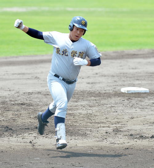 山形学院対東北学院　3回裏東北学院2死二塁、右中間に本塁打を放ちガッツポーズする佐藤奎（撮影・鎌田直秀）