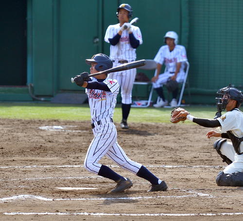 8回、適時三塁打を放つ昌平・佐藤