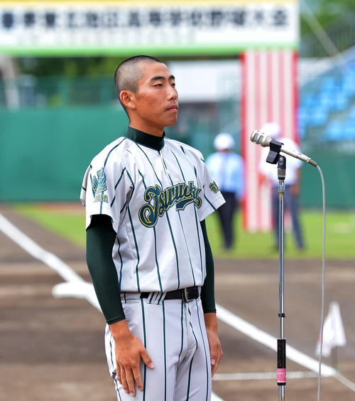 開会式で選手宣誓を行う鶴岡東・平山主将