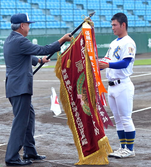 開会式で優勝旗を返還する聖光学院・清水主将（撮影・鎌田直秀）