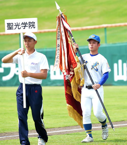 開会式で優勝旗を持って行進する聖光学院・清水主将