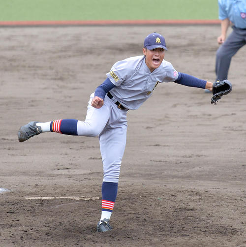 青森山田対盛岡四　自己最速148キロをマークして気迫の投球を披露する青森山田・堀田（撮影・鎌田直秀）