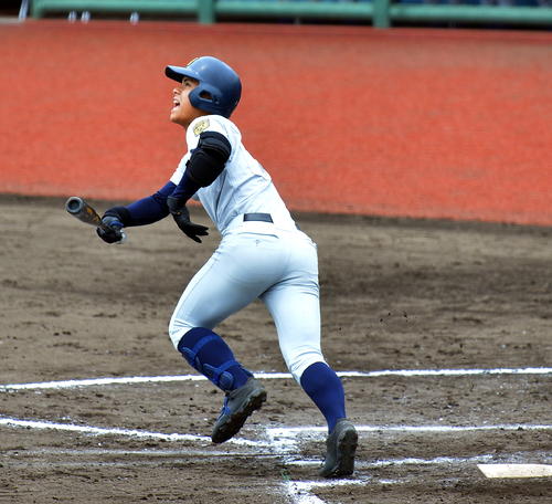 東北学院対花巻東　7回表東北学院2死一、三塁、中前に落ちる勝ち越し適時打を放つ菅原（撮影・鎌田直秀）