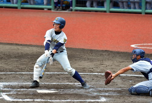 東北学院対花巻東　7回表東北学院2死一塁、バットから両手を放しながら中前打を放つ朝倉（撮影・鎌田直秀）