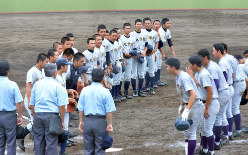 東北学院対花巻東　8強入りを決めて花巻東の選手たち（右）にあいさつする東北学院ナイン（撮影・鎌田直秀）