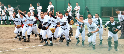 学法石川対東北　3－2で逆転勝ちし、応援席に向かって歓喜のダッシュをする学法石川の選手たち
