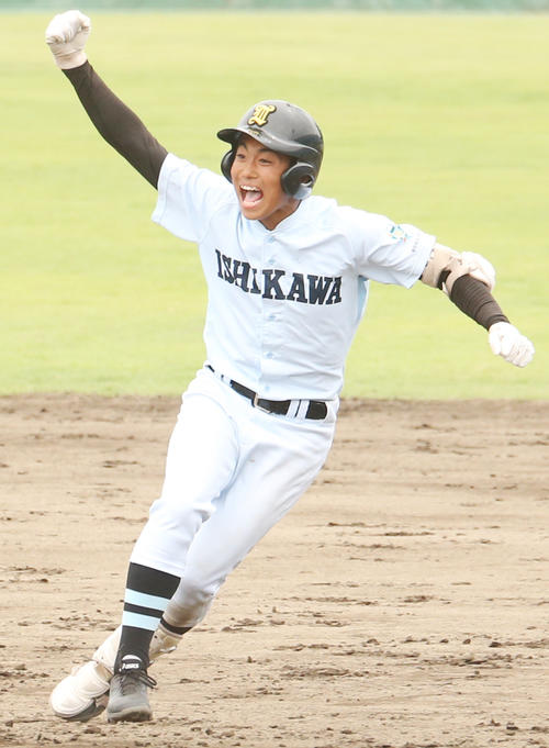 学法石川対東北　9回表学法石川2死一、三塁、中前適時打を放ちガッツポーズで喜ぶ桑山主将（撮影・野上伸悟）