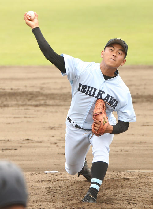 学法石川対東北　力投する学法石川・横山（撮影・野上伸悟）