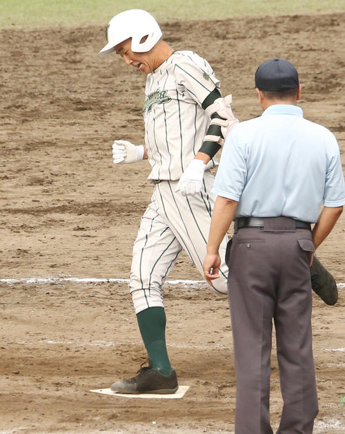 鶴岡東対盛岡大付　5回表鶴岡東無死、右越え本塁打を放ち本塁を踏む丸山（撮影・野上伸悟）
