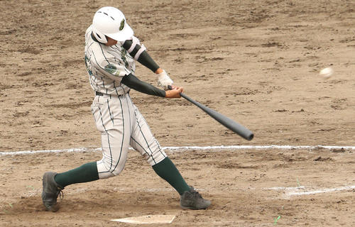 鶴岡東対盛岡大付　5回表鶴岡東1死二塁、左越え本塁打を放つ馬場（撮影・野上伸悟）