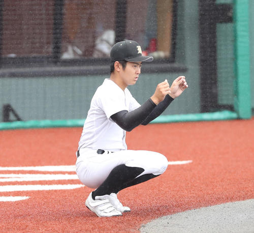 準々決勝が雨天順延となり、練習後に本塁後方からの視界をチェックする明桜主将の加藤捕手