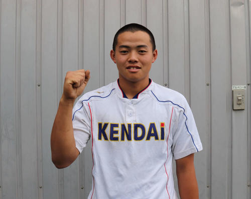 専大松戸との練習試合で2打席連続本塁打を放ち、笑みをこぼず健大高崎の主砲・伊藤雄紀内野手。頼れる4番打者だ（撮影・片倉尚文）