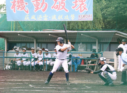 健大高崎対専大松戸　4、5回にいずれも右越え場外弾を放った健大高崎・伊藤雄紀内野手の構え（撮影・片倉尚文）