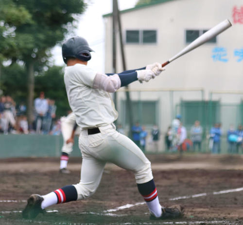 安打を放つ銚子商・角田大乗投手（撮影・飯岡大暉）