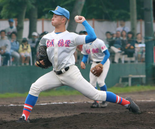 花咲徳栄対銚子商　先発する中津原隼太（撮影・佐藤成）