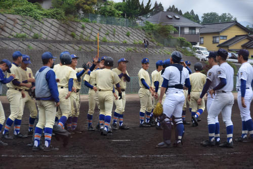 履正社との再戦に勝利し、喜ぶ星稜ナイン（撮影・望月千草）