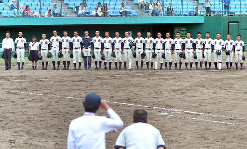 東北学院対弘前学院聖愛　試合後、味方が待つスタンドより先に相手スタンドにあいさつする弘前学院聖愛の選手たち（撮影・鎌田直秀）