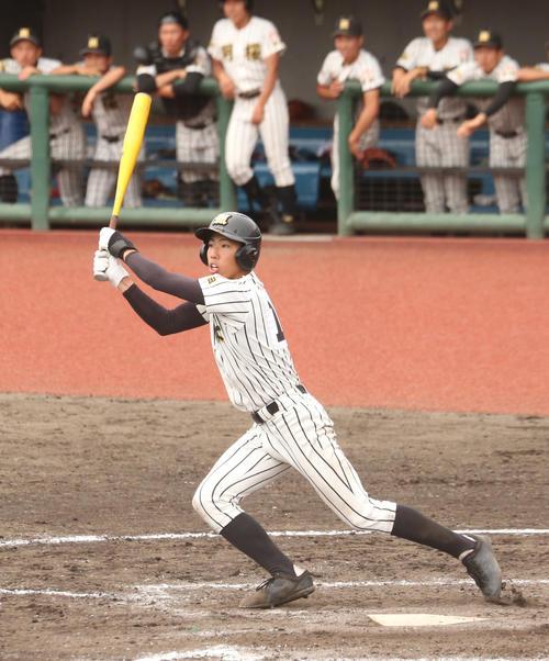 学法石川対明桜　8回裏明桜2死満塁、右前2点適時打を放つ工藤（撮影・野上伸悟）