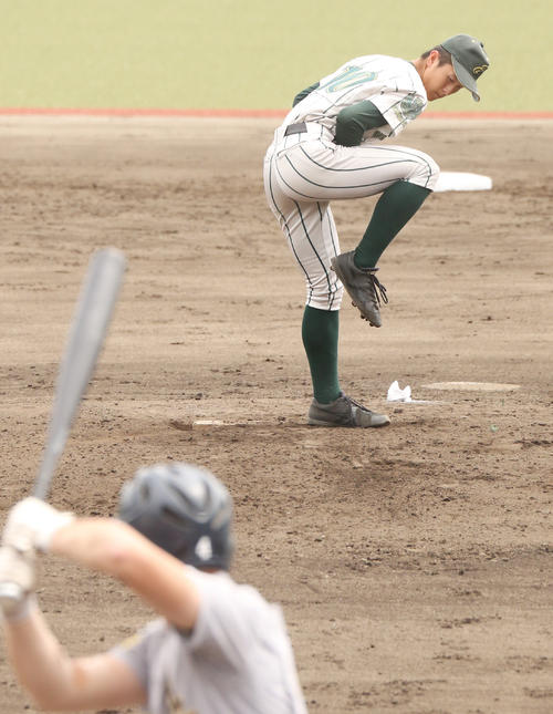 鶴岡東対青森山田　力投する鶴岡東・阿部（撮影・野上伸悟）