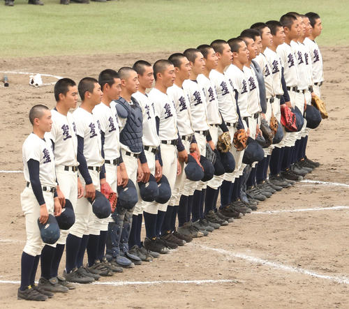 弘前学院聖愛対仙台育英　決勝進出を決め校歌を歌う弘前学院聖愛の選手たち（撮影・野上伸悟）