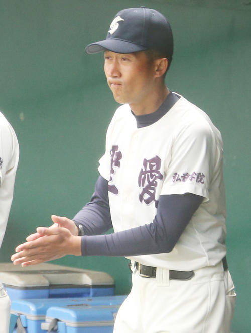 弘前学院聖愛対仙台育英　ベンチで拍手する弘前学院聖愛・原田一範監督（撮影・野上伸悟）