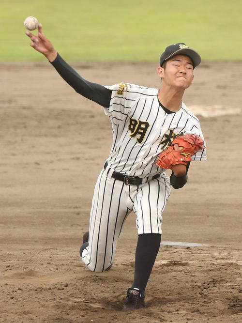 鶴岡東対明桜　力投する明桜・佐々木湧