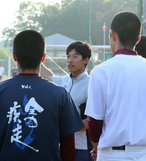 選手たちに話す小山の土屋監督
