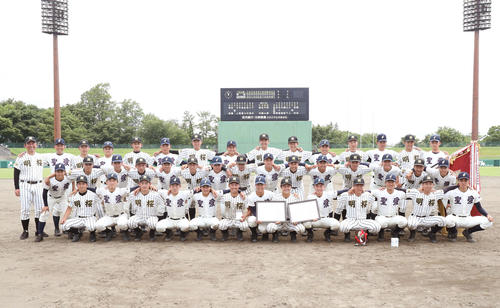 明桜対弘前学院聖愛　優勝した弘前学院聖愛と準優勝の明桜の選手たちは、互いの健闘をたたえ合い記念写真。後列左から明桜・輿石監督、弘前学院聖愛・原田監督（撮影・野上伸悟）