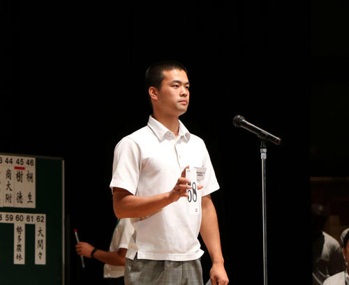 くじを見せる高崎健康福祉大学高崎・辻憲伸主将（3年）（撮影・佐藤勝亮）