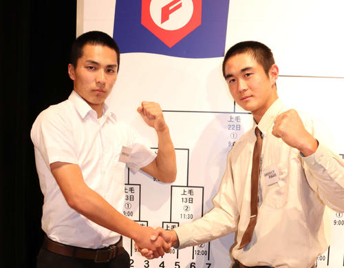 群馬大会の開幕戦で対戦する渋川青翠・根岸主将（左）と高崎経大付・栗原主将が健闘を誓った