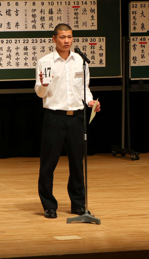 群馬大会抽選会　くじを見せる樹徳・須田（撮影・佐藤勝亮）