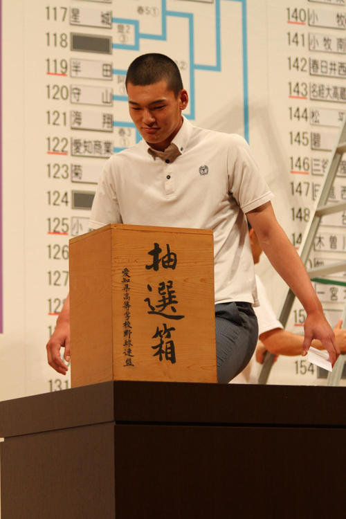 抽選のため檀上に上がる東邦・石川（撮影・柏原誠）