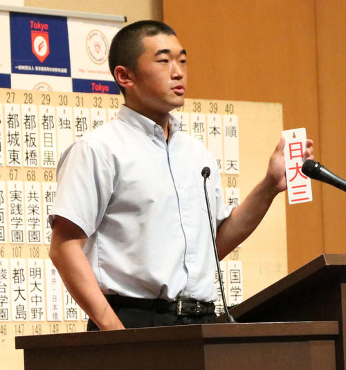 番号を読み上げる日大三・佐藤英雄主将（撮影・飯岡大暉）