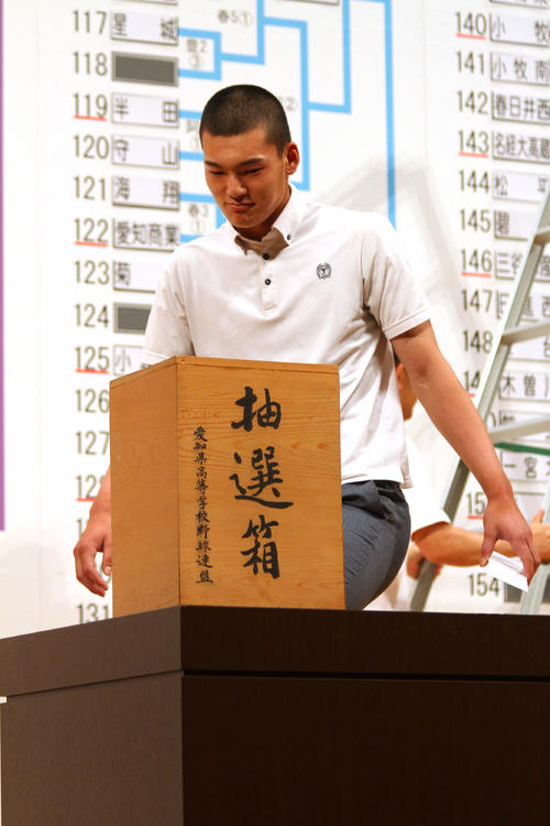 抽選のため檀上に上がる東邦・石川（撮影・柏原誠）