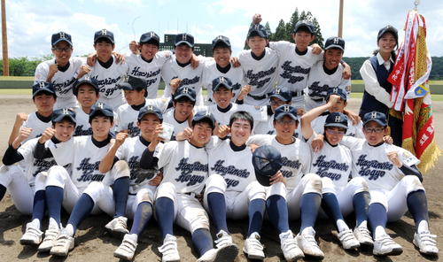 青森県勢として初優勝を決めて笑顔の八戸工ナイン（撮影・佐々木雄高）