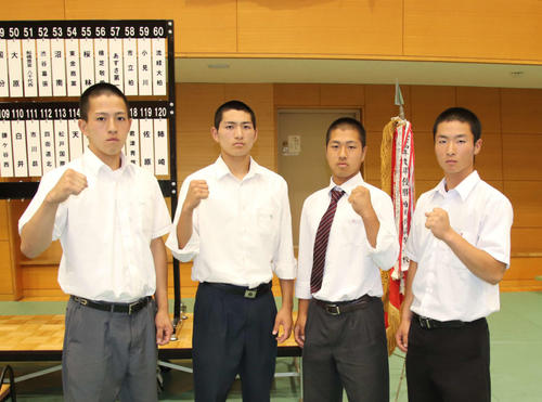 千葉大会抽選会　Aシードの（写真左から）間中堅主将（専大松戸）小池柊稀主将（木更津総合）那須翔斗主将（銚子商）竹縄俊希主将（習志野）は健闘を誓った（撮影・保坂淑子）