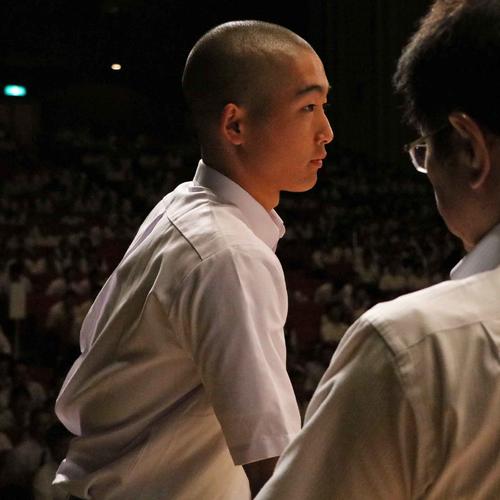 埼玉抽選会でくじを引く浦和学院・中前主将（撮影・佐藤成）