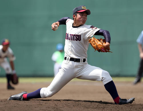 春季高校野球関東大会で力投する浦和実・豆田（2019年5月19日）