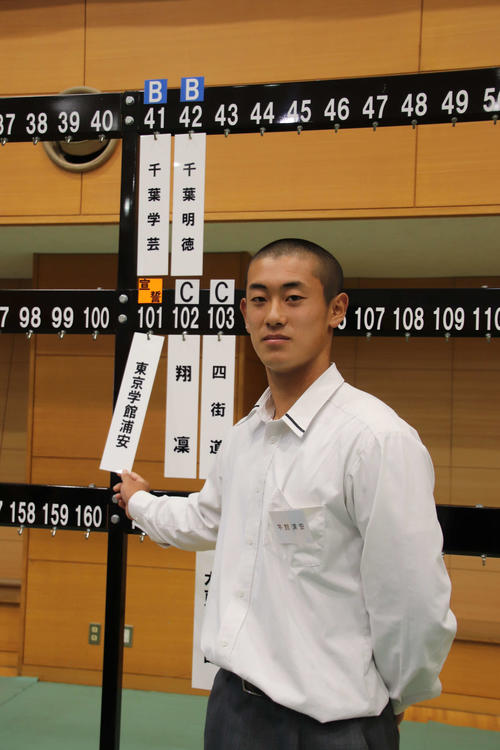 千葉　選手宣誓のクジを引いた東京学館浦安・遠藤主将（撮影・保坂淑子）