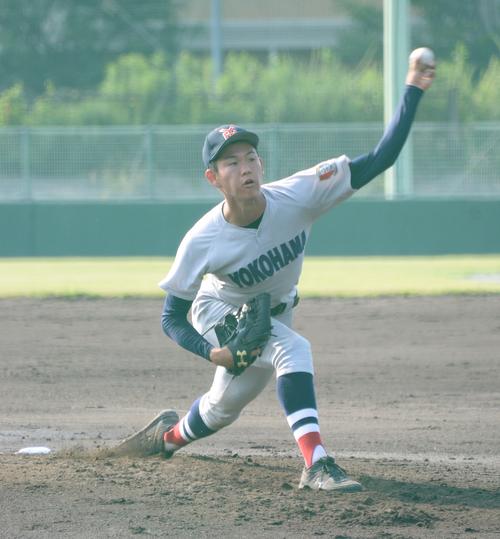横浜対二松学舎大付　力投する横浜先発の及川（撮影・鈴木正章）