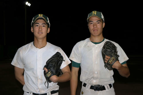 甲子園初出場を目指す東農大三・飯島（左）、井口（撮影・佐藤成）