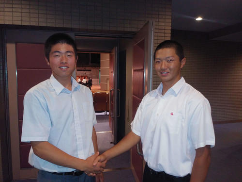 対戦が決まった山梨学院の相沢投手と、巨摩の植松内野手の主将同士はガッチリと握手して健闘を誓い合った（撮影・井上真）
