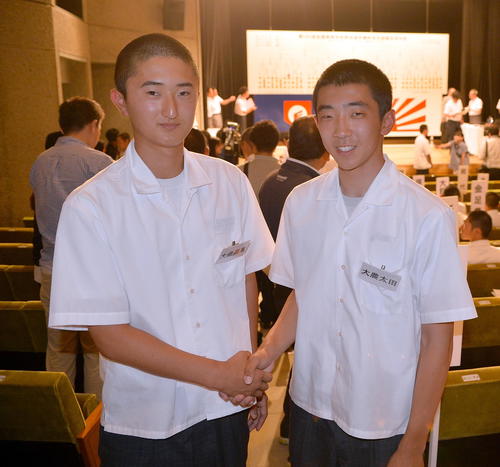 秋田県大会抽選会後、互いの健闘を誓い合う大曲農・岡田主将（左）と大曲農太田・猪本主将（撮影・鎌田直秀）