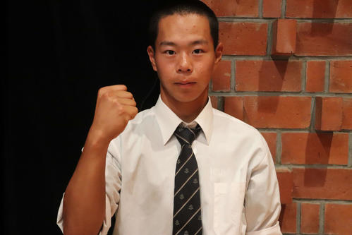 高校野球茨城県大会組み合わせ抽選会　ガッツポーズする石岡一・酒井主将（撮影・倉田祥太）