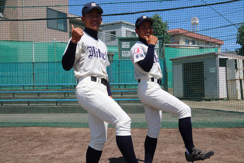 USAポーズで気合いを入れる日立一・高橋主将（右）と鈴木（撮影・倉田祥太）