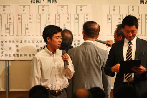 大阪大会の選手宣誓が決まった西・島津主将（撮影・柏原誠）