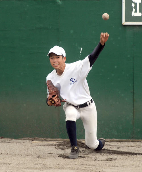 エースの座を目指して投球練習する浜松江之島の鈴木