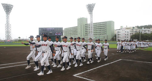 開会式で入場行進を行う優勝候補の興南（撮影・菊川光一）