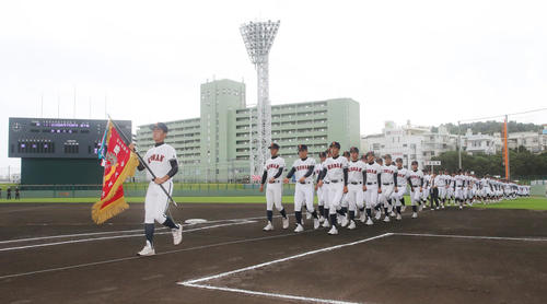 開会式で入場行進を行う優勝候補の興南（撮影・菊川光一）